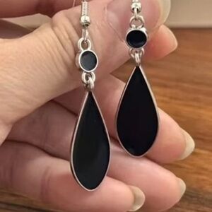 New! Women Black / Silver Lightweight Pair of Vintage-Style TearDrop Earrings.